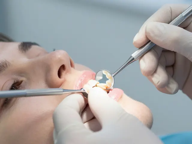 Jak se nasazuje zubní muška? Krok za krokem s reálnými tipy