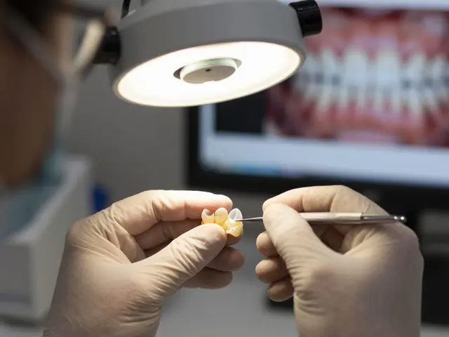 Kolik stojí jeden keramický zub? Ceny a co vás čeká při výběru onlay