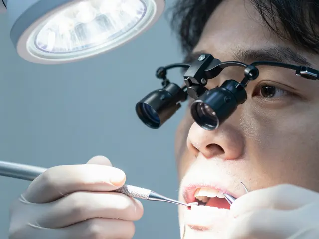Jak zubař zjistí mezizubní kaz: Metody diagnostiky a co dělat, když bolí