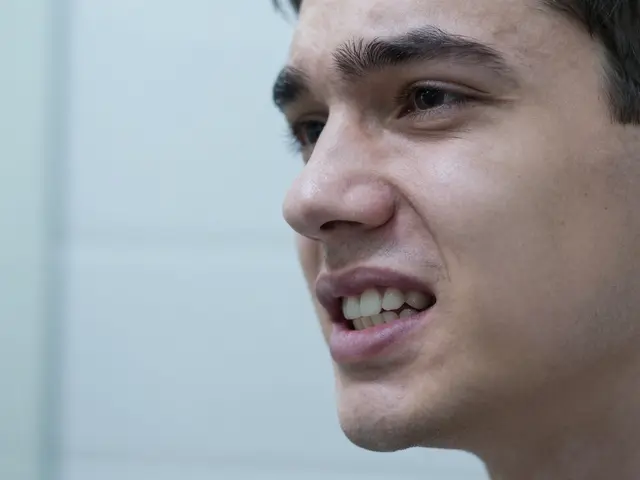 Co je nůžkový skus? Příčiny, řešení a vliv na estetické fazety