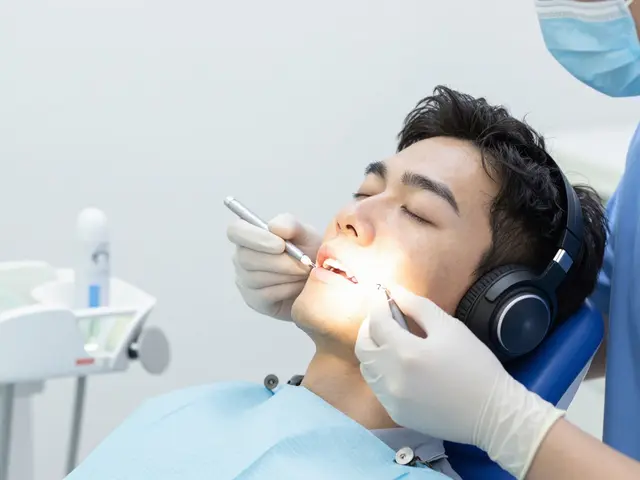Jak bolí trhání zubů? Přehled bolesti, úzkosti a řešení pro klidnou extrakci