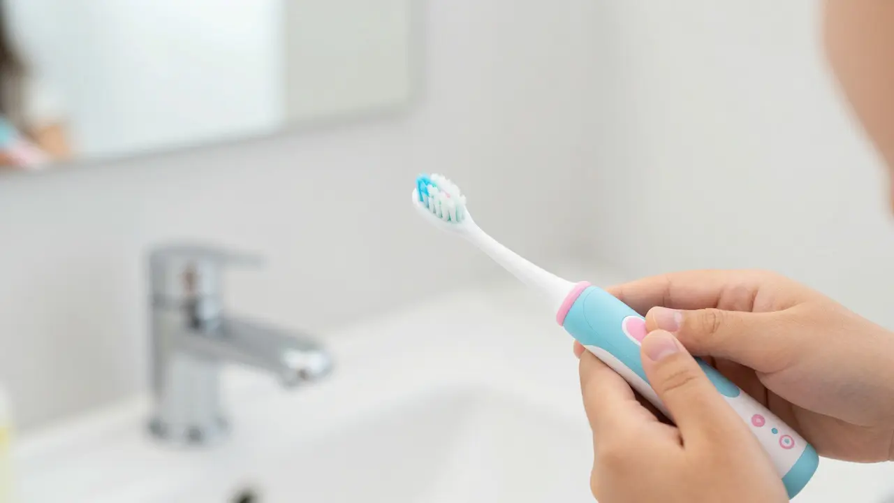 Jaký elektrický zubní kartáček pro děti vybrat v roce 2026? Porovnání Curaprox, Oral-B a Philips
