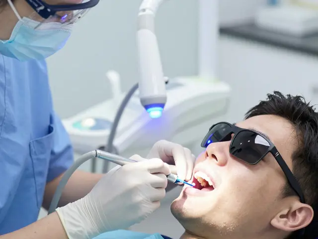 Laserové bělení zubů vs. bělicí proužky: Která metoda je pro vás ta pravá?